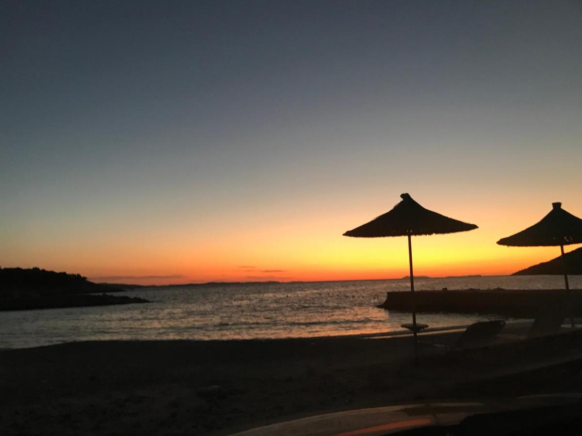 Paradise Palm Beach Apartment in Sarande Bagian luar foto